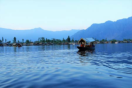 places to visit in Kashmir Dal Lake
