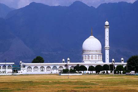 Beautiful Hazratbal Shrine on the banks of Dal Lake